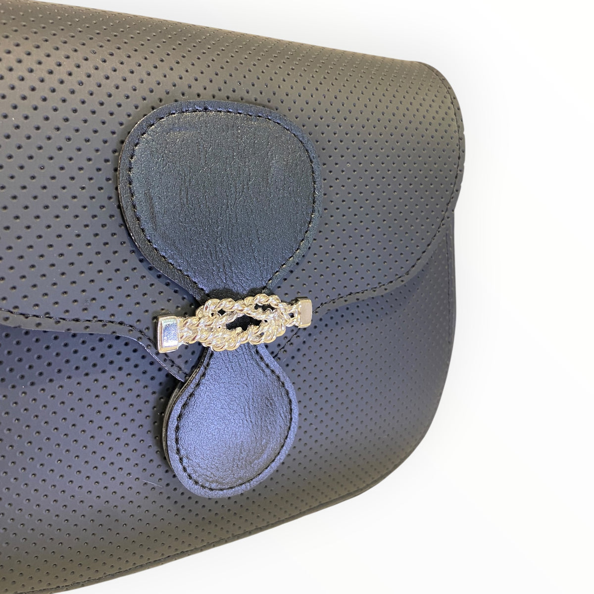 Dettaglio decoro frontale e chiusura metallica della borsa Everyday TOOitaly