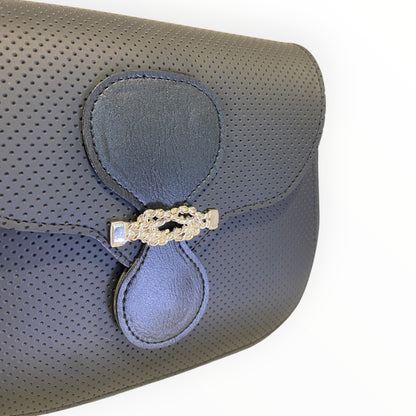 Dettaglio decoro frontale e chiusura metallica della borsa Everyday TOOitaly