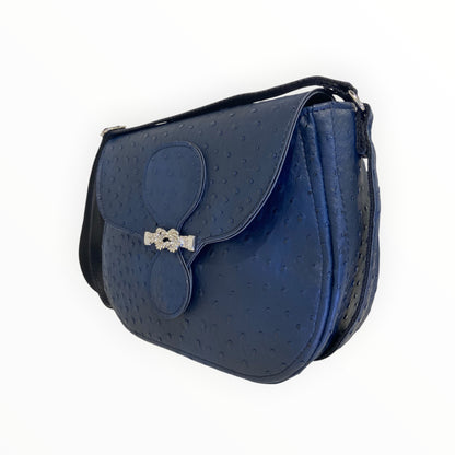 Borsa Everyday blu effetto struzzo con decoro frontale e dettaglio metallico