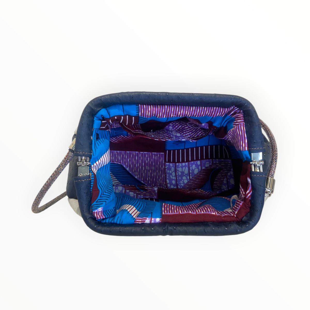 
Vista laterale della borsa Fluffy TOOitaly in Alcantara ghiaccio e pelle blu effetto struzzo
