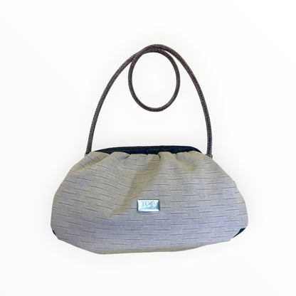 Borsa Fluffy TOOitaly in Alcantara ghiaccio con interno in cotone originale africano e dettagli blu effetto struzzo

