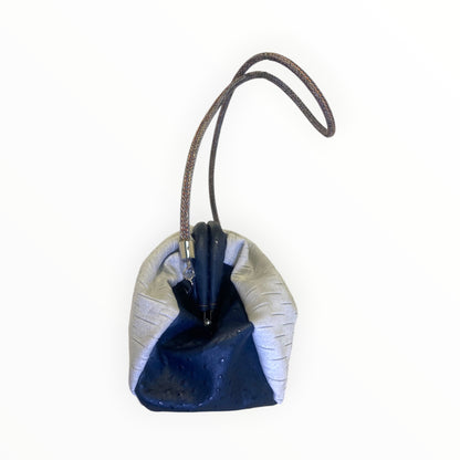 
Vista posteriore borsa artigianale Fluffy TOOitaly in Alcantara color ghiaccio con tracolla
