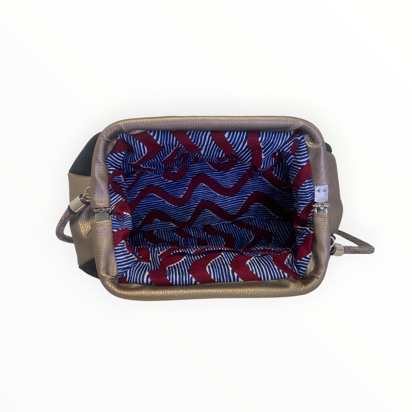 

Interno borsa Fluffy TOOitaly con fodera fantasia e dettagli in pelle artificiale bronzo

