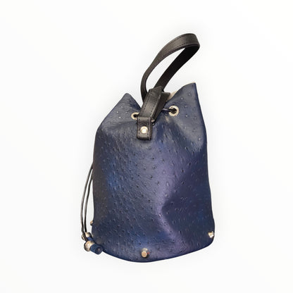 Dettaglio coulisse con decori sferici della borsa secchiello blu
