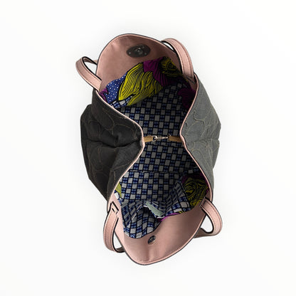 
Interno borsa tote grigia con Alcantara rosa e cotone africano

