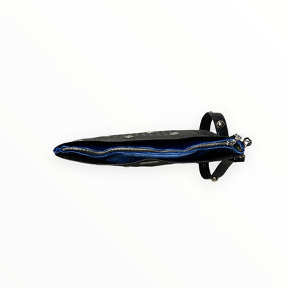 Pochette TOOitaly con interno in velluto blu elettrico e chiusura con zip