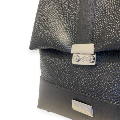 Dettaglio zaino Tre Terzi in pelle artificiale effetto diamantato