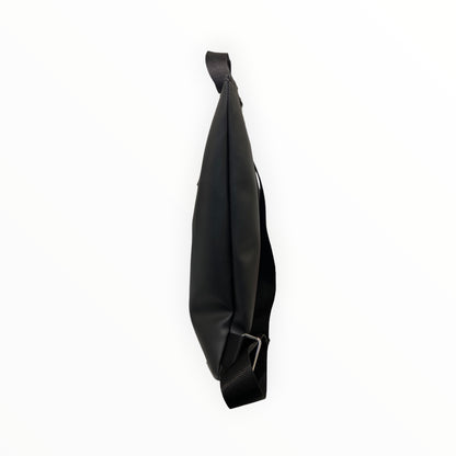 Profilo dello zaino flat nero TOOitaly con struttura sottile da 3 cm