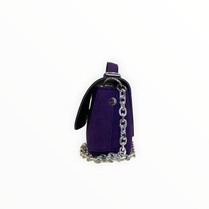 Dettaglio laterale Baguette Mini in Alcantara viola
