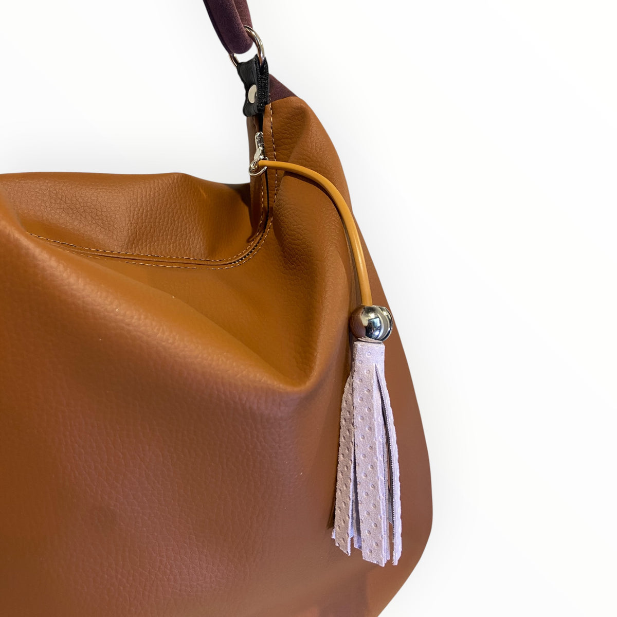 Tiralampo con nappina a contrasto della borsa Hobo in pelle artificiale cuoio