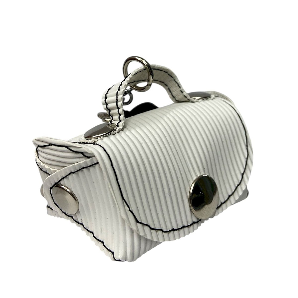 Micro borsa portachiavi TOOitaly, un accessorio artigianale realizzato con materiali vegan e cruelty-free. Perfetta come charms