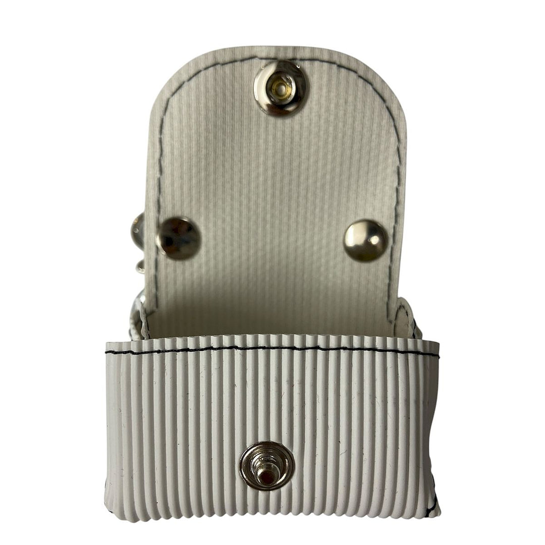 Micro borsa portachiavi TOOitaly, un accessorio artigianale realizzato con materiali vegan e cruelty-free. Perfetta come charms