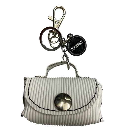 Micro borsa portachiavi TOOitaly, un accessorio artigianale realizzato con materiali vegan e cruelty-free. Perfetta come charms