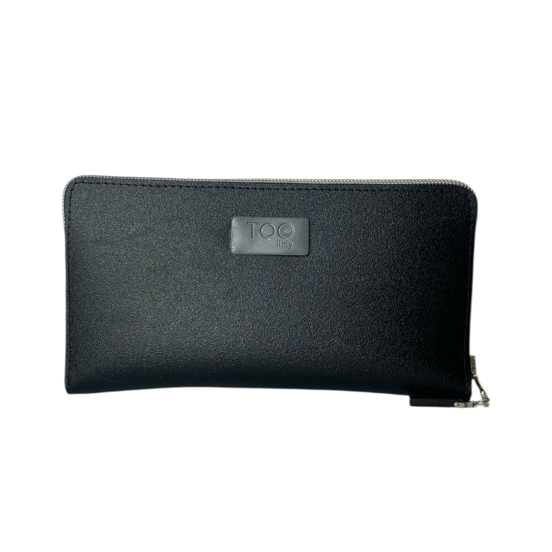 Portafoglio donna PVC e pelle vegan, con tasca interna con cerniera e scomparti per carte. Chiusura con zip, disponibile in due misure
