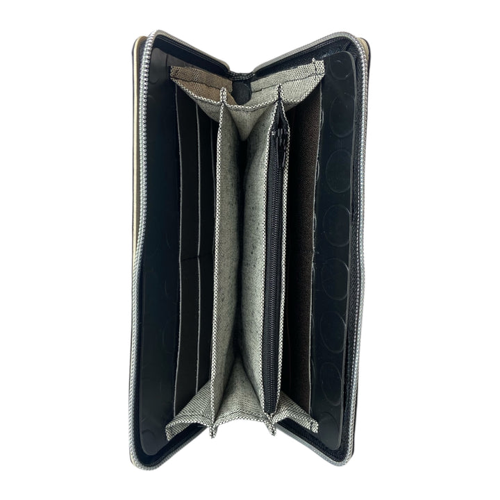 Portafoglio donna PVC e pelle vegan, con tasca interna con cerniera e scomparti per carte. Chiusura con zip, disponibile in due misure