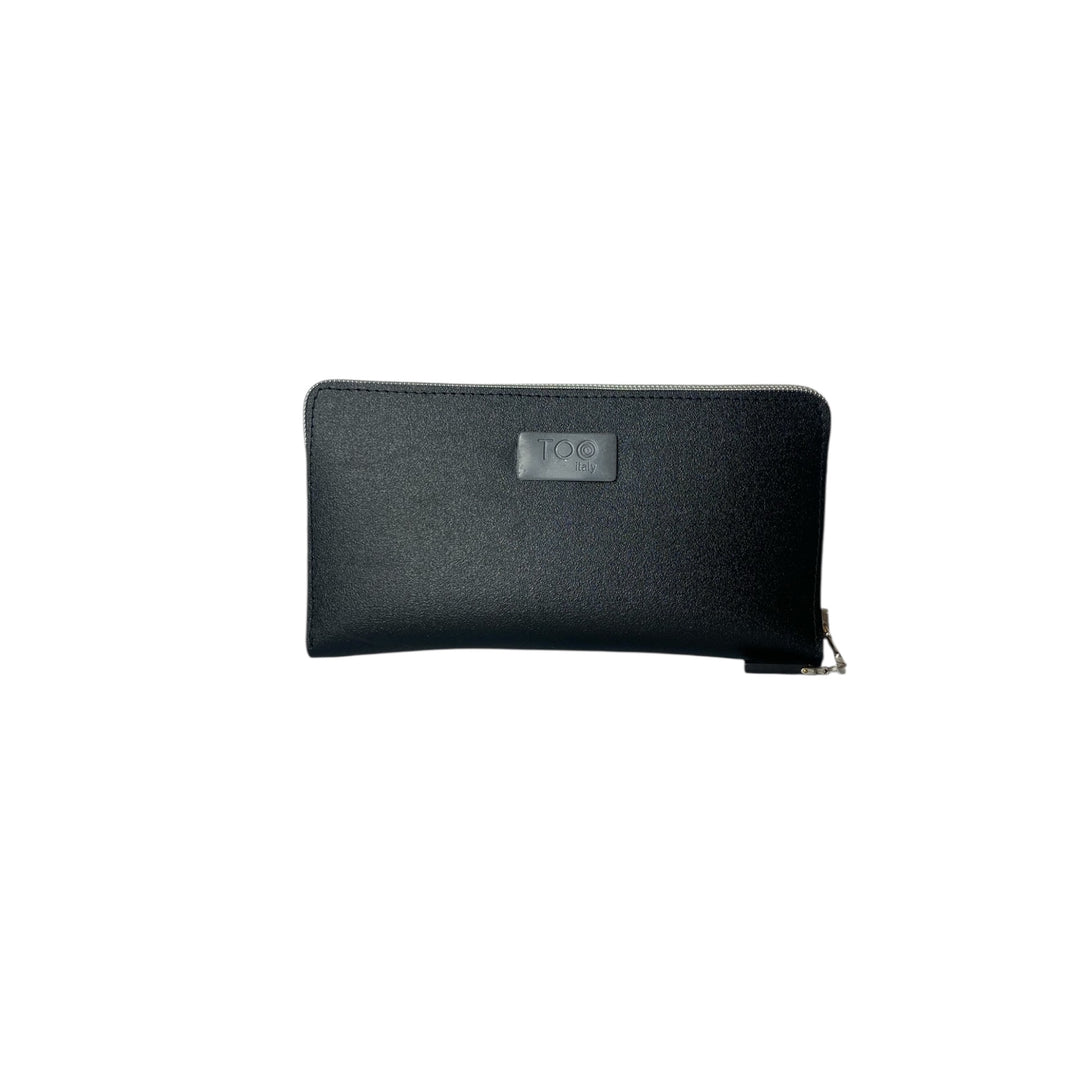Portafoglio donna PVC e pelle vegan, con tasca interna con cerniera e scomparti per carte. Chiusura con zip, disponibile in due misure