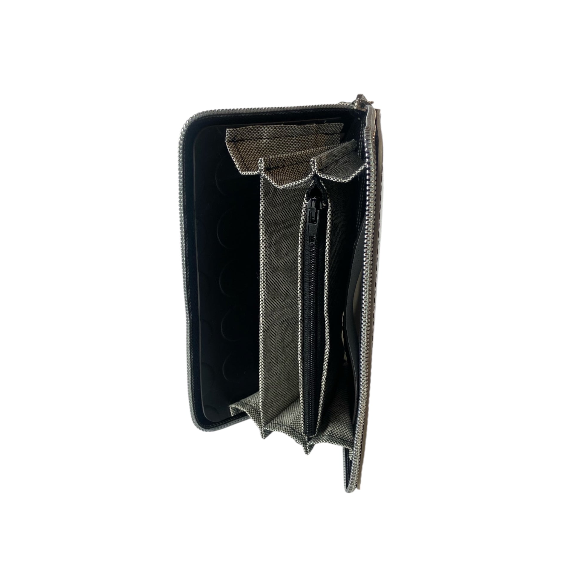 Portafoglio donna PVC e pelle vegan, con tasca interna con cerniera e scomparti per carte. Chiusura con zip, disponibile in due misure