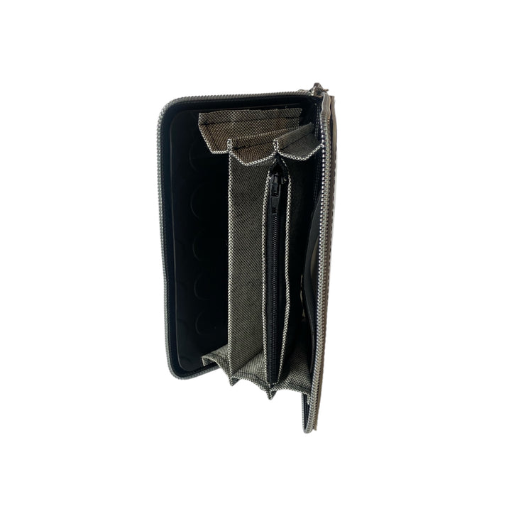 Portafoglio donna PVC e pelle vegan, con tasca interna con cerniera e scomparti per carte. Chiusura con zip, disponibile in due misure