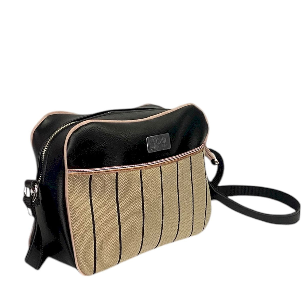 Camera Bag borsa con struttura morbida a tracolla in pelle vegan con bordo a contrasto e tasca frontale in rafia 100% circolare