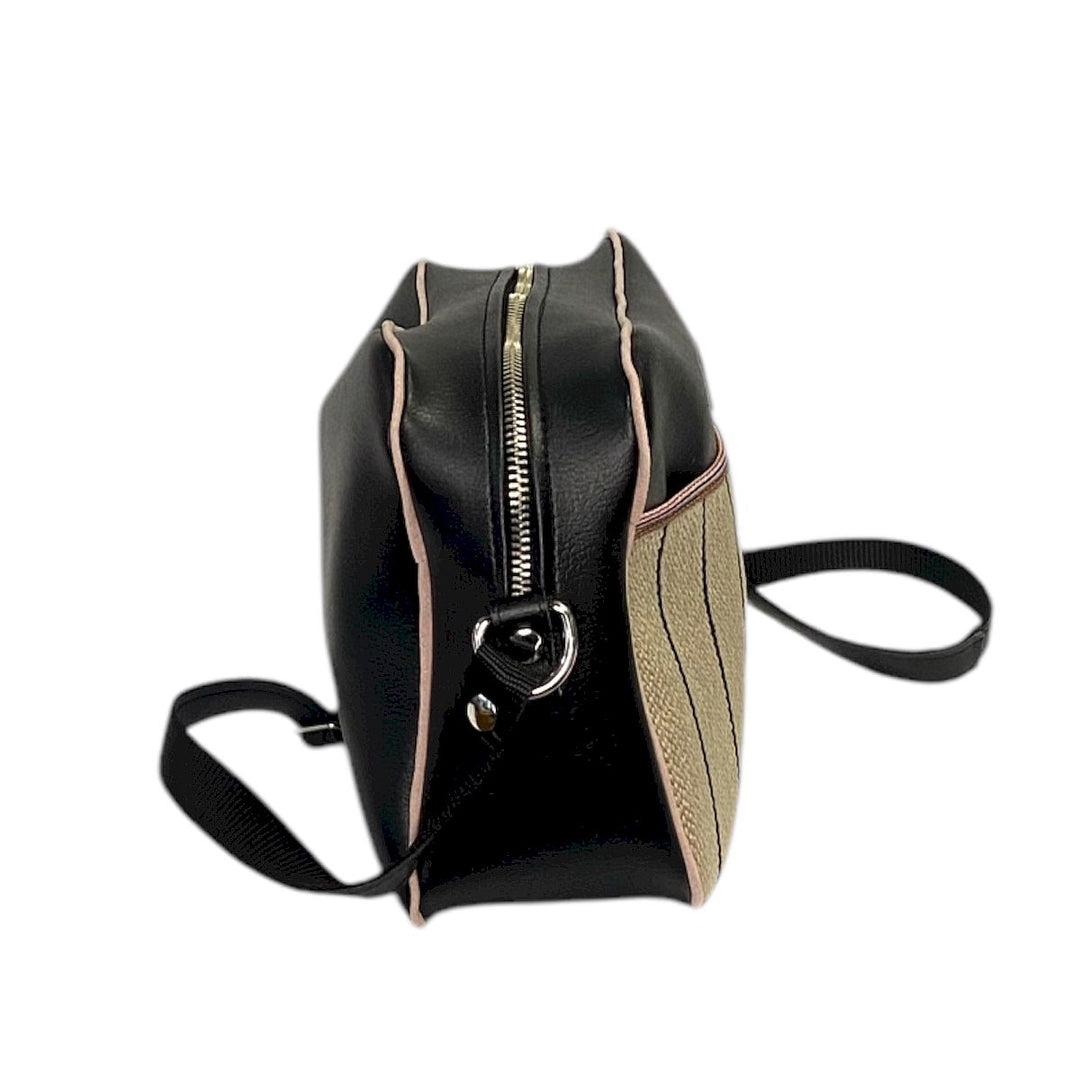 Camera Bag borsa con struttura morbida a tracolla in pelle vegan con bordo a contrasto e tasca frontale in rafia 100% circolare