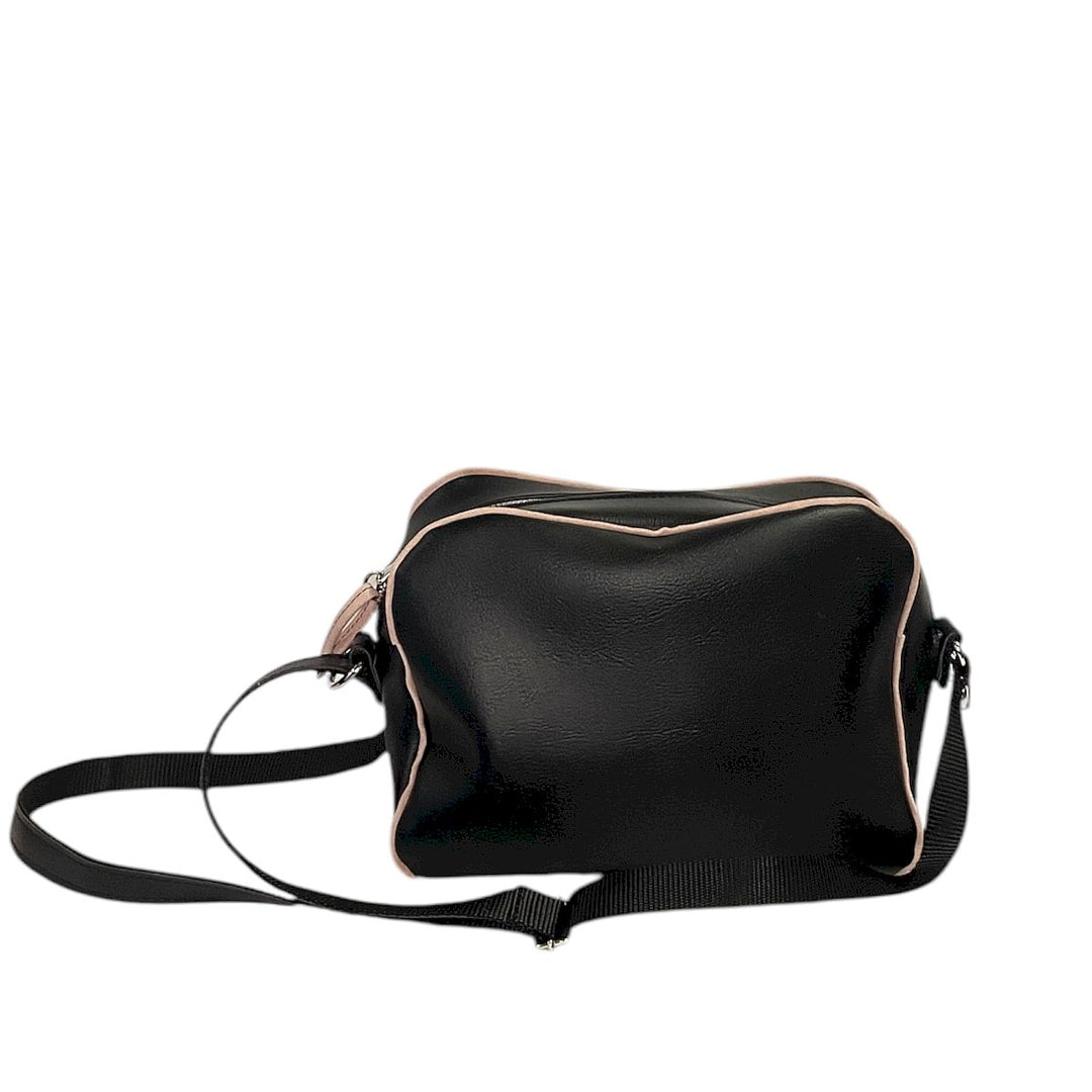 Camera Bag borsa con struttura morbida a tracolla in pelle vegan con bordo a contrasto e tasca frontale in rafia 100% circolare