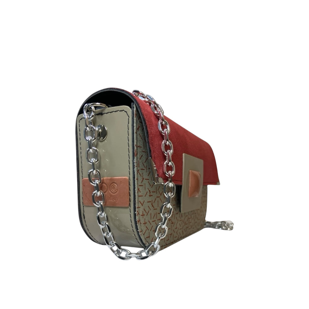 Chicca Maxi TOOitaly: Messenger Bag artigianale Made in Italy compatta in PVC e Alcantara con tracolla e dettagli in resina