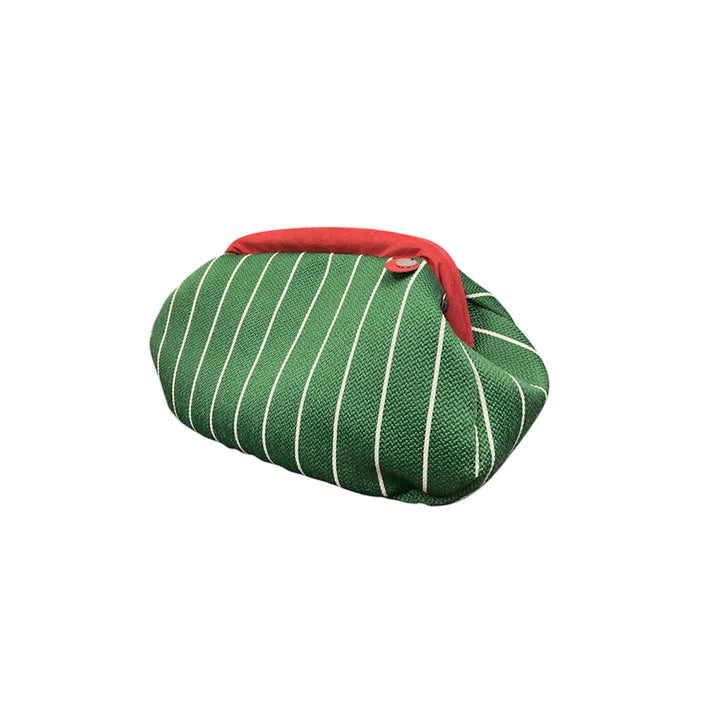 Fluffy Riga verde - L’eleganza soffice e audace in una pouch 3_4