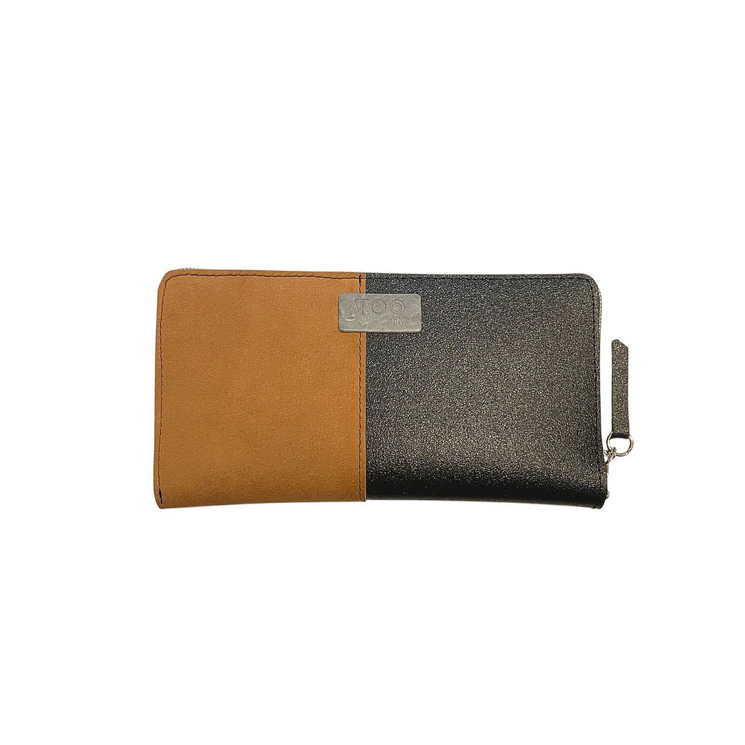 Portafoglio PVC e Alcantara, con tasca interna con cerniera e scomparti per carte. Chiusura con zip, disponibile in due misure