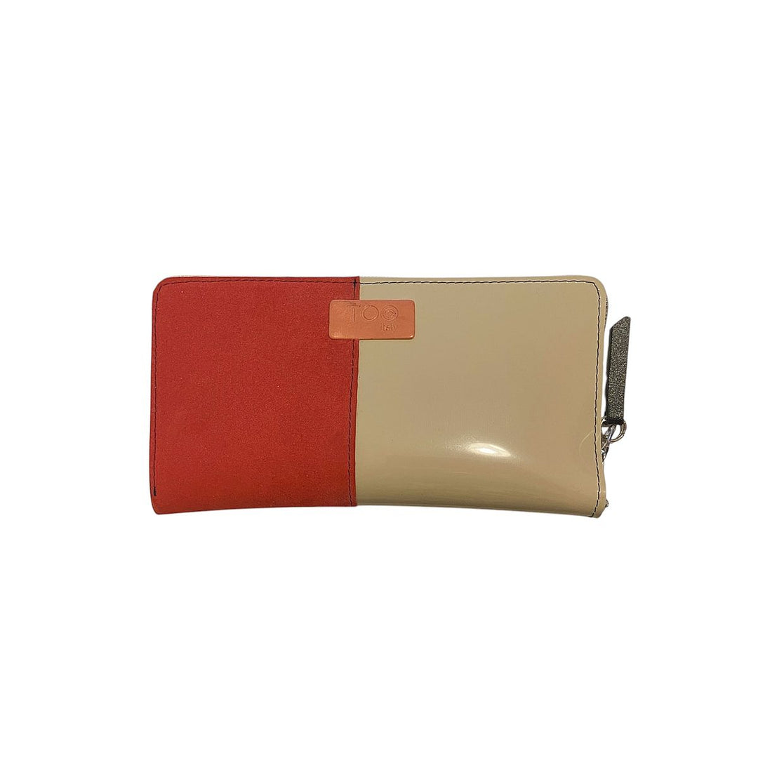 Portafoglio PVC e Alcantara, con tasca interna con cerniera e scomparti per carte. Chiusura con zip, disponibile in due misure