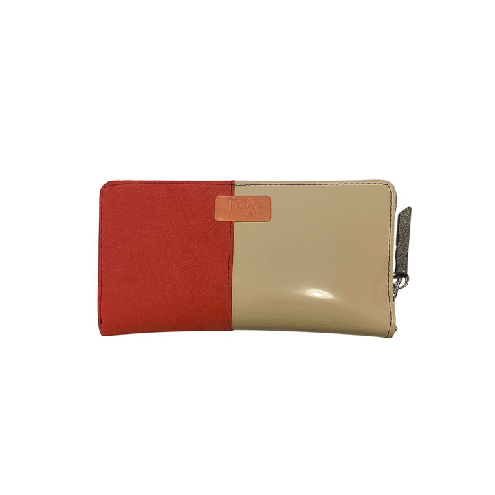 Portafoglio PVC e Alcantara, con tasca interna con cerniera e scomparti per carte. Chiusura con zip, disponibile in due misure
