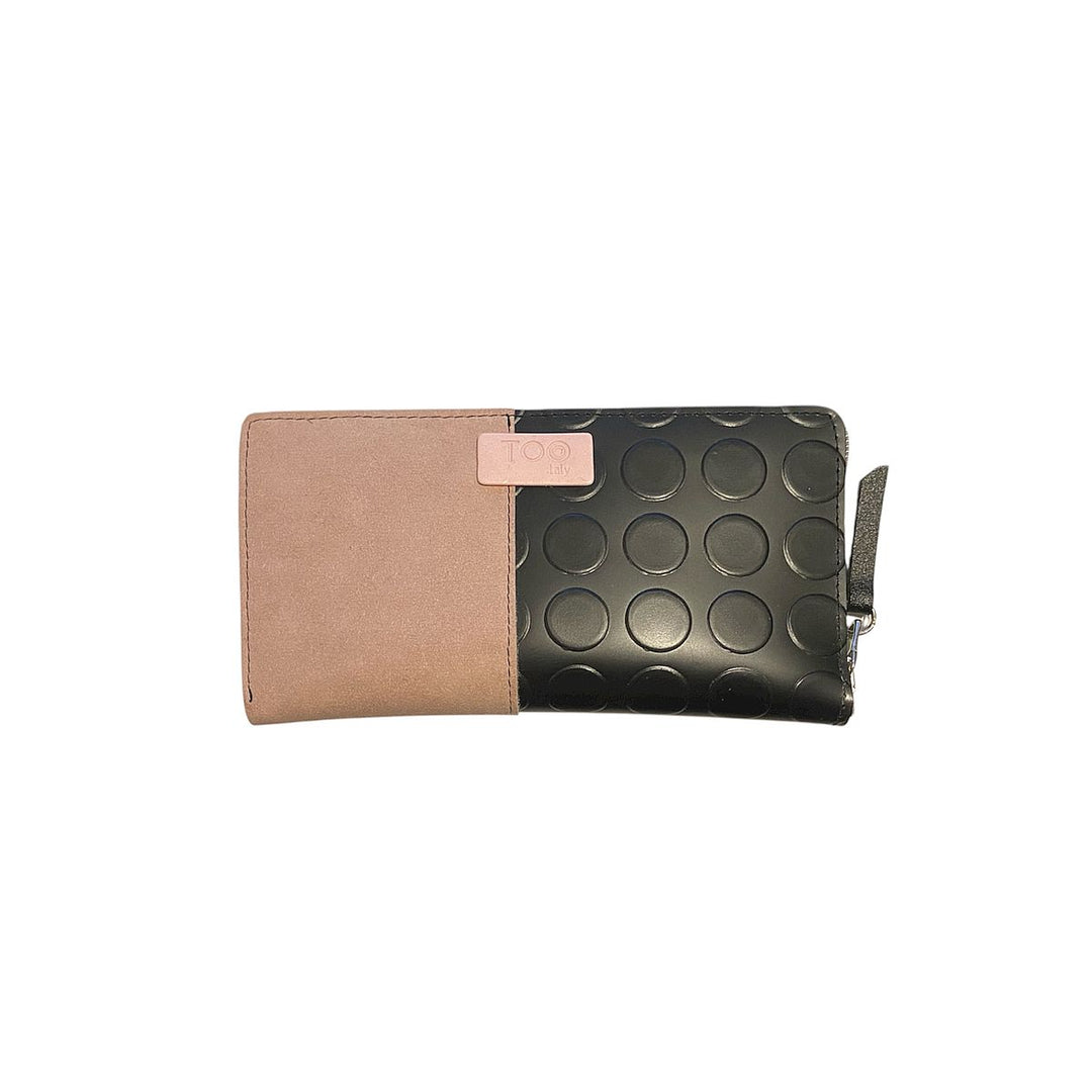 Portafoglio PVC e Alcantara, con tasca interna con cerniera e scomparti per carte. Chiusura con zip, disponibile in due misure