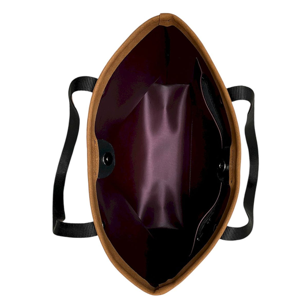 Tote : borsa a spalla artigianale in tessuti circolari e alcantara, con tasca interna con cerniera, chiusura calamitata e manici in Cordura riciclata