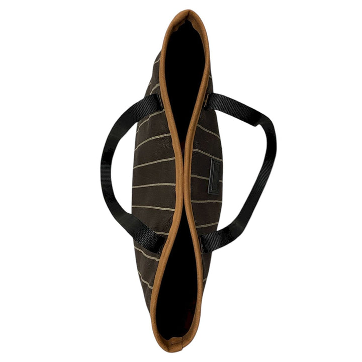Tote : borsa a spalla artigianale in tessuti circolari e alcantara, con tasca interna con cerniera, chiusura calamitata e manici in Cordura riciclata