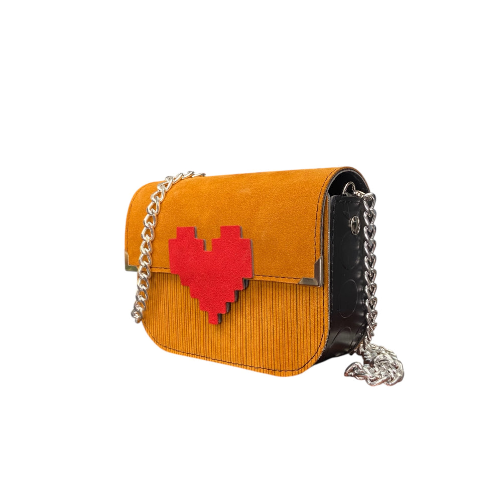 Chicca Mini Senape Ambra, la borsa sostenibile compatta che esprime calore, energia e stile contemporaneo.