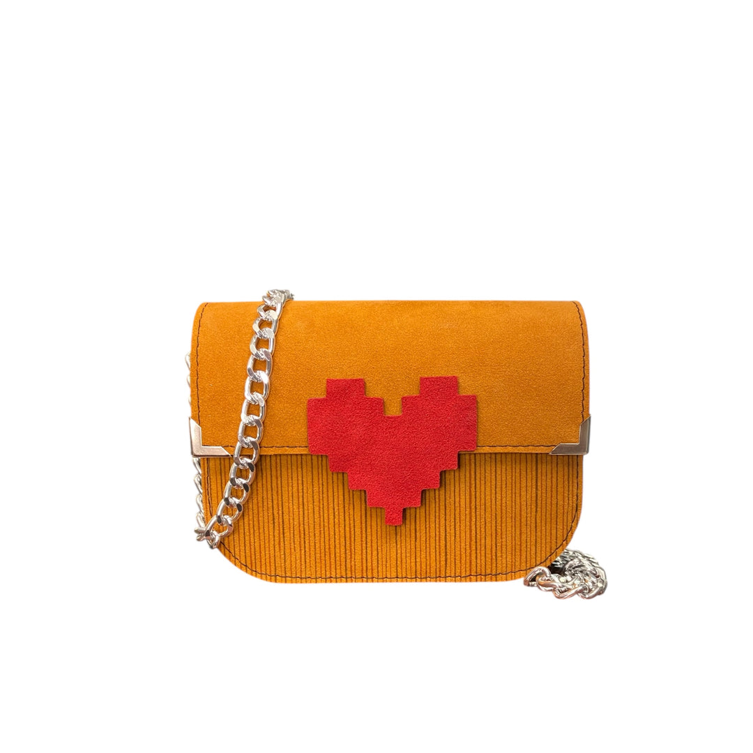 Chicca Mini Senape Ambra, la borsa sostenibile compatta che esprime calore, energia e stile contemporaneo.