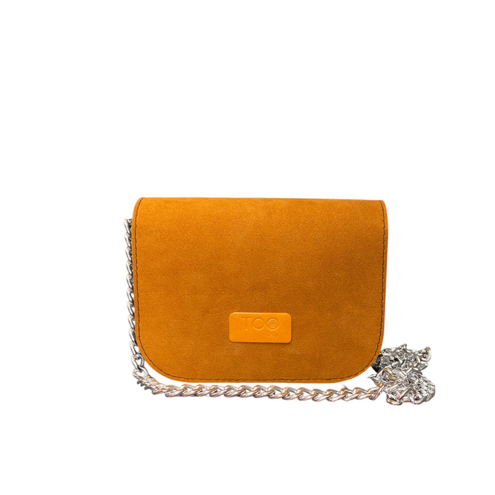 Chicca Mini Senape Ambra, la borsa sostenibile compatta che esprime calore, energia e stile contemporaneo.