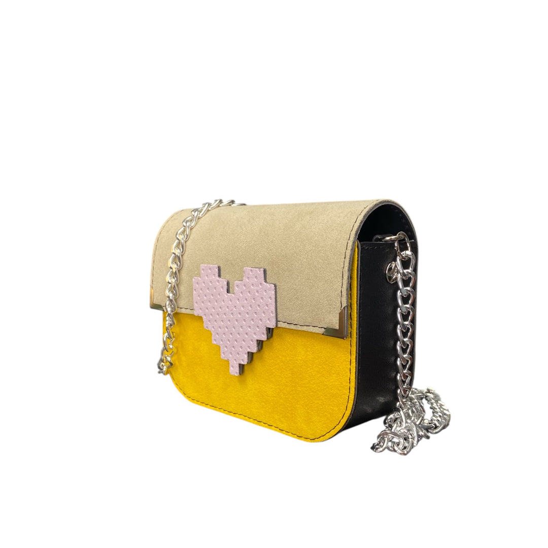 Chicca Mini Sabbia Solare, la borsa sostenibile compatta che unisce luce naturale, eleganza e spirito contemporaneo.