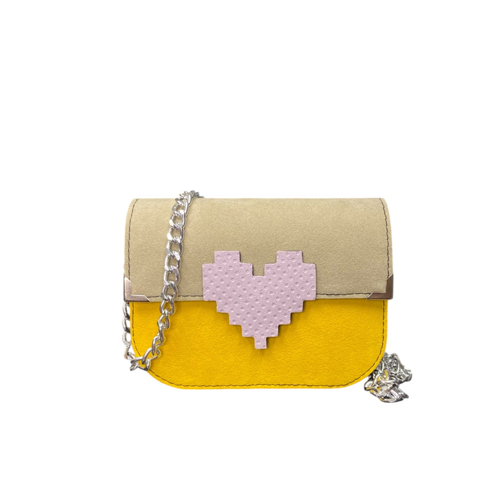 Chicca Mini Sabbia Solare, la borsa sostenibile compatta che unisce luce naturale, eleganza e spirito contemporaneo.