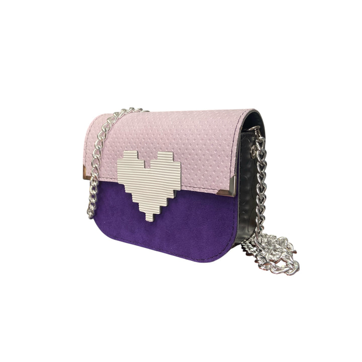 Chicca Mini Viola Iris, la borsa sostenibile compatta che unisce delicatezza, carattere e design contemporaneo.