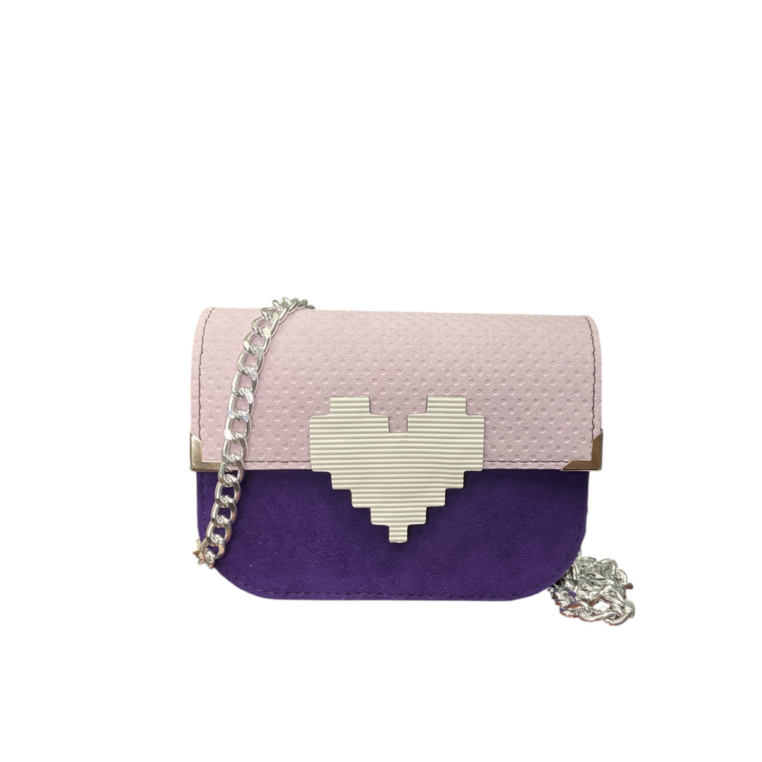 Chicca Mini Viola Iris, la borsa sostenibile compatta che unisce delicatezza, carattere e design contemporaneo.