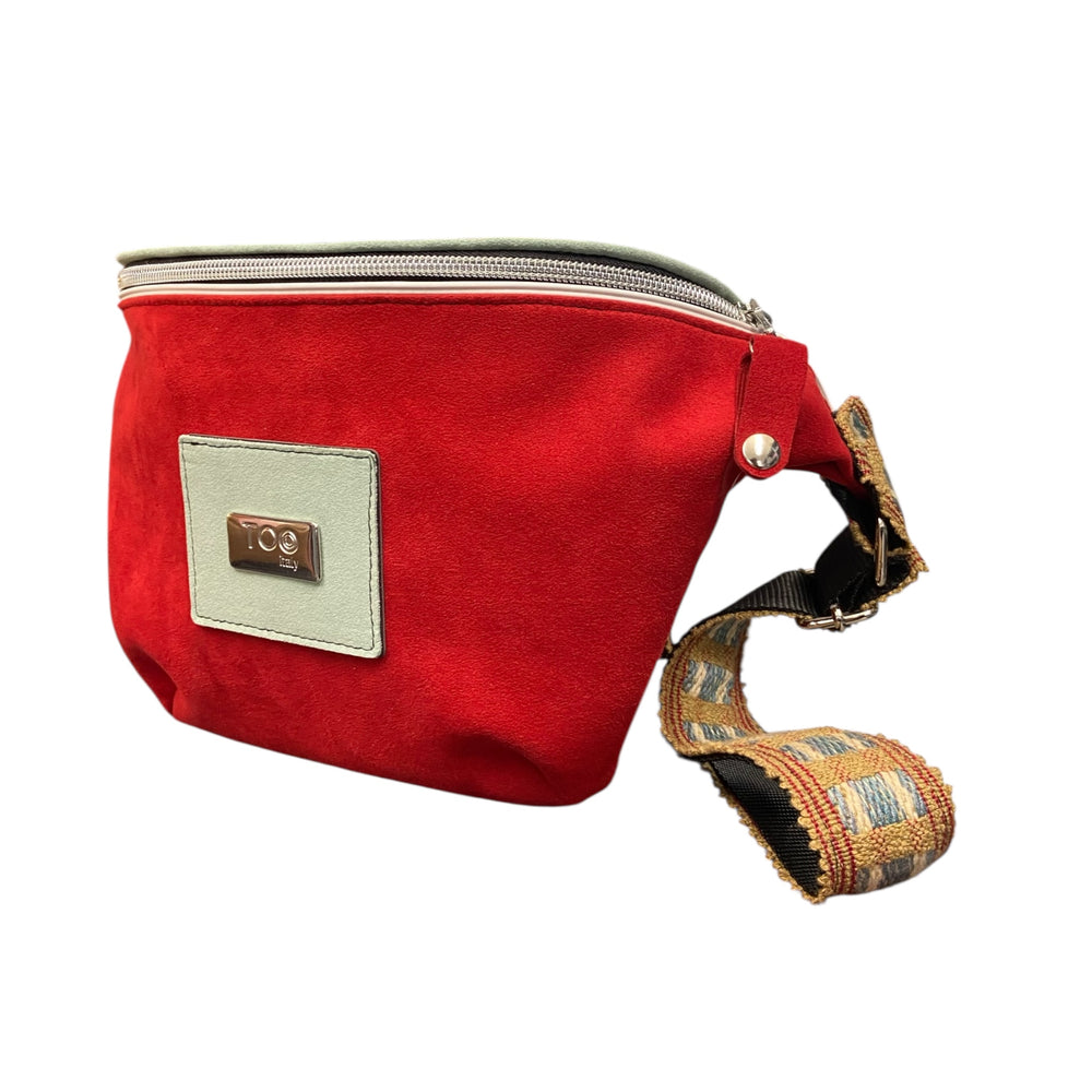 Marsupio TOOitaly Rosso Vermiglio in alcantara con tracolla regolabile. Accessorio capiente, elegante e Made in Italy.