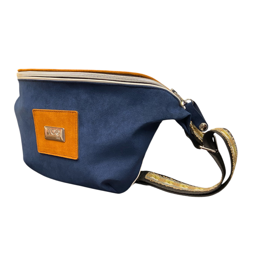 Marsupio TOOitaly Blu Zaffiro in alcantara con tracolla regolabile. Accessorio capiente, elegante e Made in Italy.