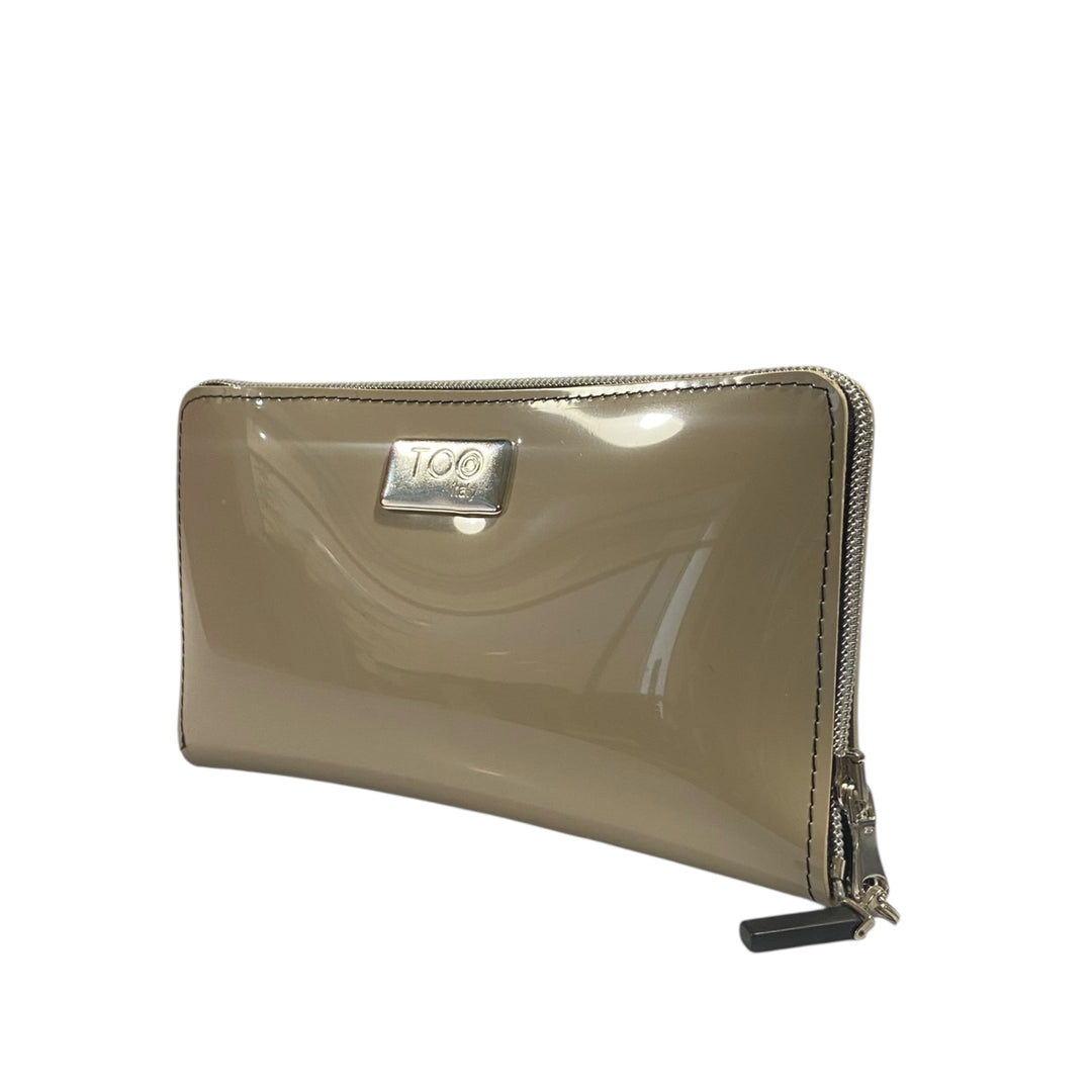 Portafoglio Maxi TOOitaly beige in PVC lucido con zip perimetrale. Elegante e luminoso.