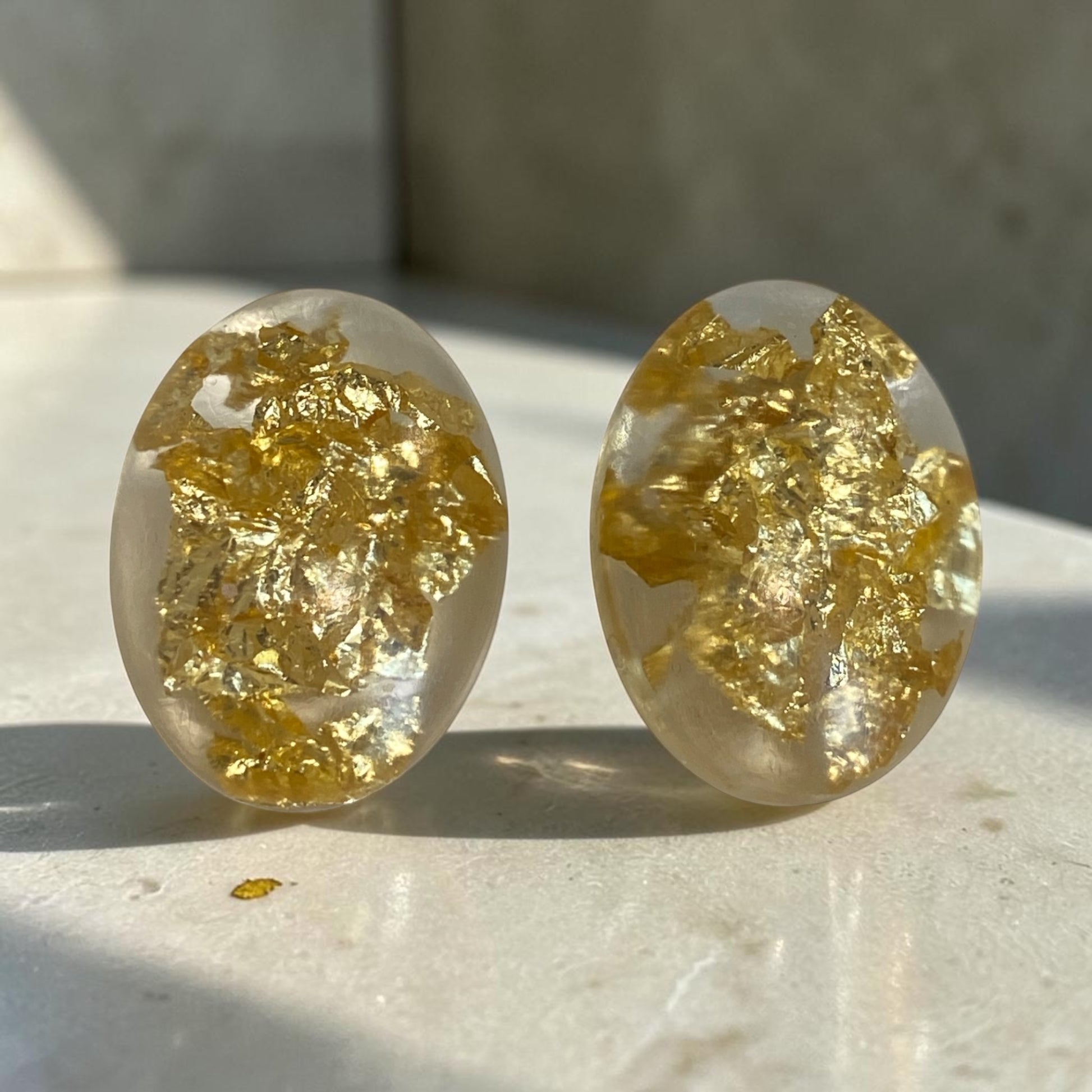 Orecchini ovali in resina trasparente con foglia oro, realizzati a mano