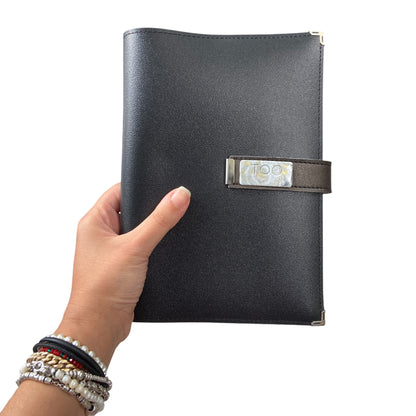 Porta agenda in PVC nero satinato personalizzabile con etichetta in resina marmorizzata