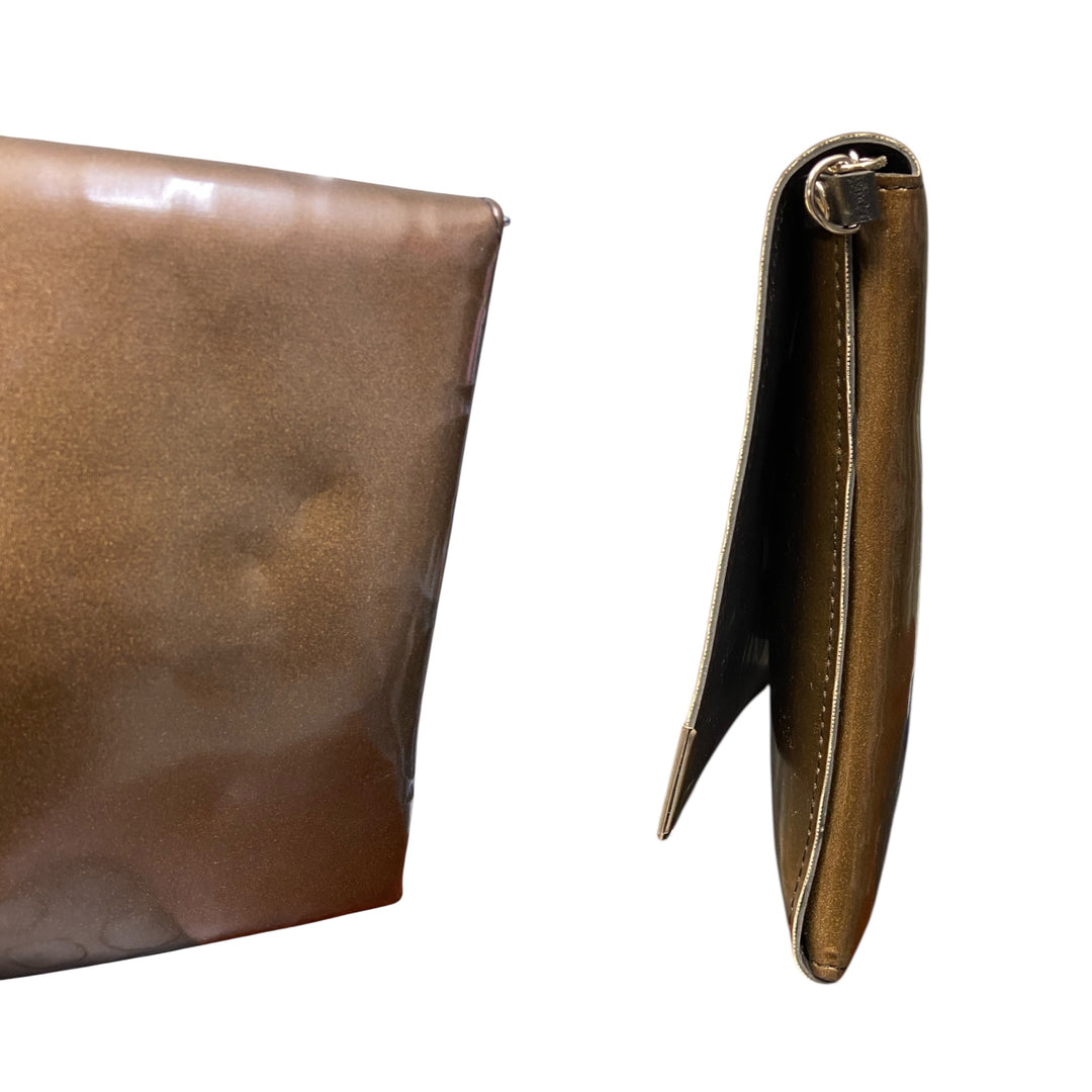 Clutch Lucida SecondHand, design minimal e raffinato, impreziosito da una chiusura con bottone calamitato in metallo