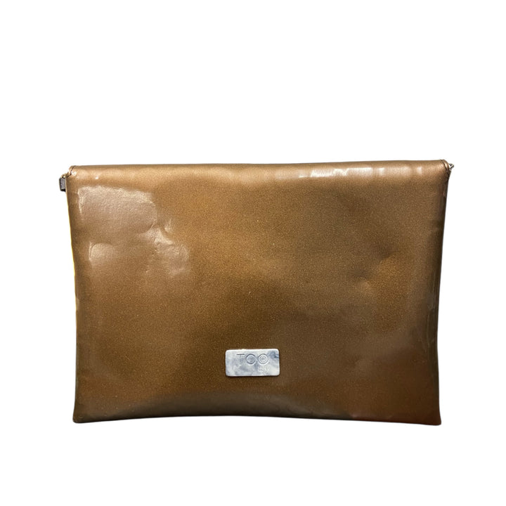 Clutch Lucida SecondHand, design minimal e raffinato, impreziosito da una chiusura con bottone calamitato in metallo