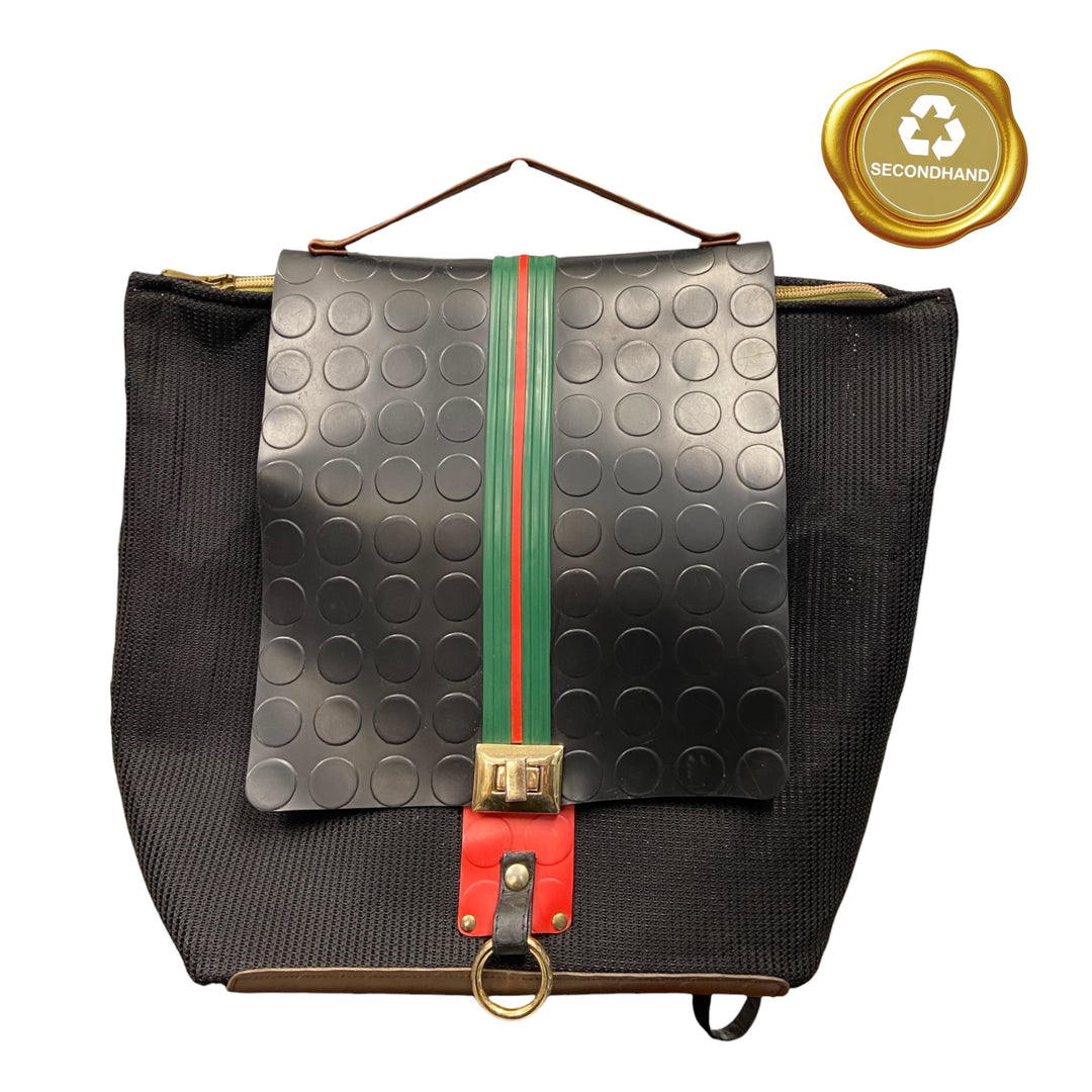 Zaino SecondHand Gold Iconic, struttura capiente, pratica e studiata per accompagnarti ogni giorno, mantenendo uno stile forte e riconoscibile