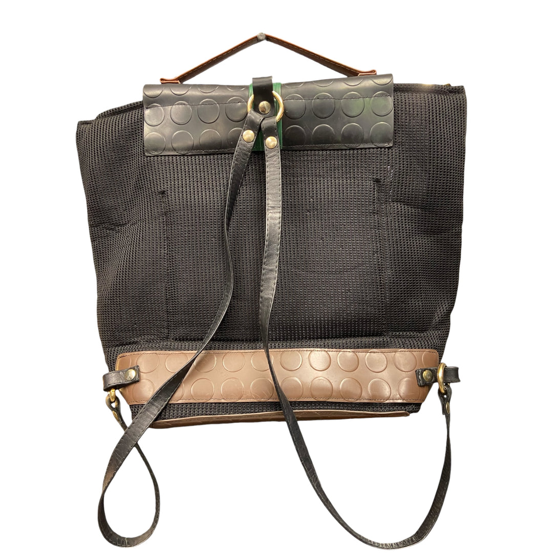 Zaino SecondHand Gold Iconic, struttura capiente, pratica e studiata per accompagnarti ogni giorno, mantenendo uno stile forte e riconoscibile