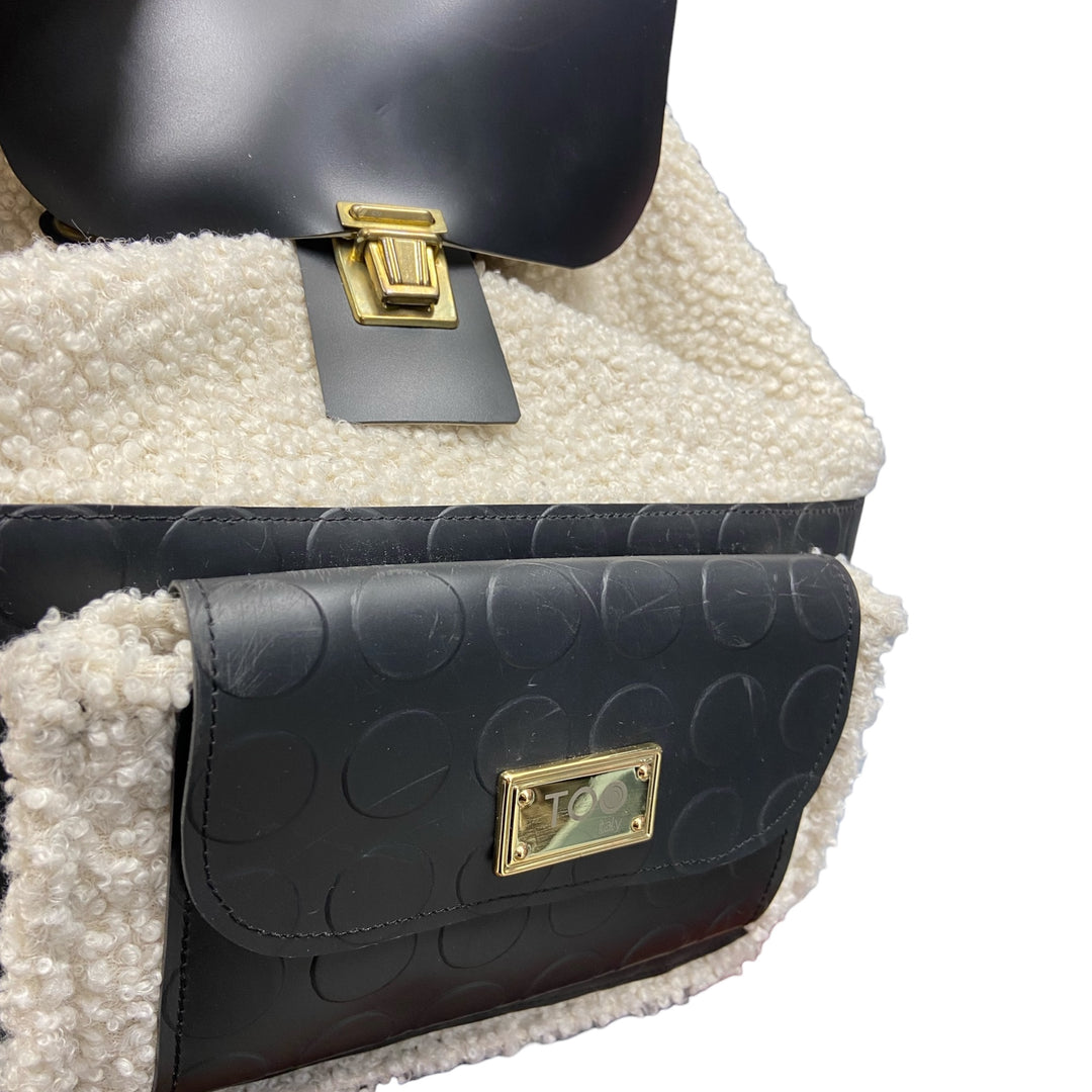 Secchiello Zaino Trudy SecondHand è un modello iconico dal carattere deciso, che unisce funzionalità e design contemporaneo